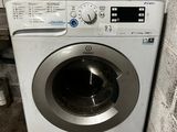 une machine à laver dans un coin d'une pièce sale