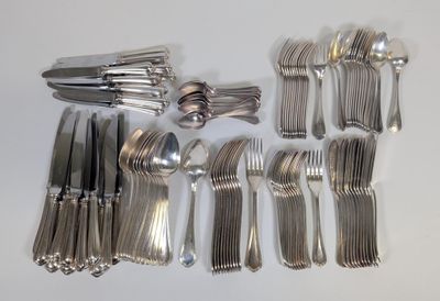 un grand nombre de cuillères et de fourchettes en argent disposées sur une table