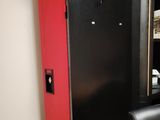 une photo d'un casier noir et rouge dans une pièce