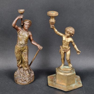 paire de figurines anciennes en bronze représentant un garçon et une fille tenant des coupes