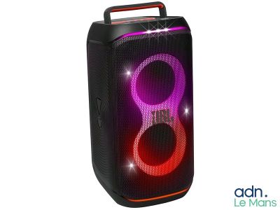 L'enceinte portable dotée de lumières LED est posée sur un fond blanc.