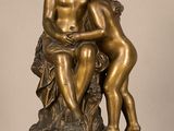 statue en bronze représentant deux enfants assis sur un rocher