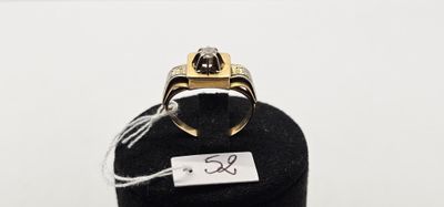 une photo d'une bague posée sur un présentoir pour mannequin