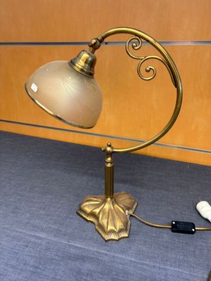 une lampe posée sur un bureau, à côté d'un clavier