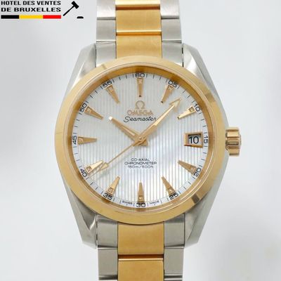 une image d'une montre en gros plan sur fond blanc
