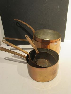 beaucoup de casseroles et de poêles sur la table