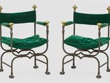 paire de fauteuils en velours vert avec pieds et accoudoirs en laiton