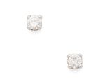 une paire de boucles d'oreilles en diamant sur fond blanc