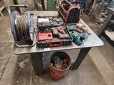 un établi avec des outils dessus, dans un garage