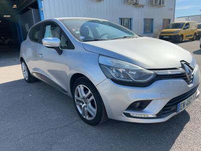 une voiture argentée garée devant un bâtiment