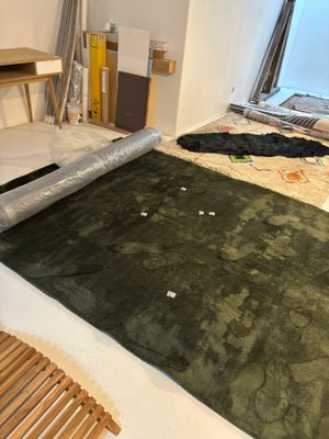 une pièce dans laquelle se trouvent un lit et un tapis posé à même le sol