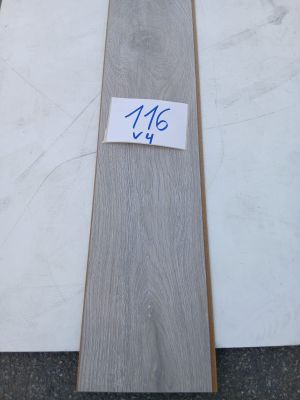 un gros plan sur un morceau de bois sur lequel est accrochée une étiquette de prix