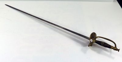 Une vieille épée est posée sur une table blanche.