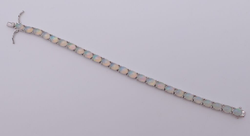 Bracelet ligne en argent, serti de 25 opales de taille cabochon. PB:15 gr.