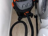 une machine à laver et un sèche-linge dans un coin de la pièce