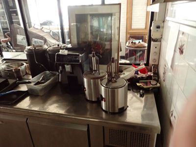 de nombreuses casseroles et poêles sur le comptoir de la cuisine