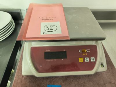 une photo d'une balance de cuisine sur laquelle sont posés des plats