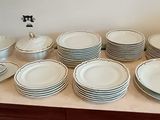 beaucoup d'assiettes et de bols sur la table