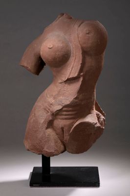une image représentant une statue de femme avec un sein, posée sur un socle