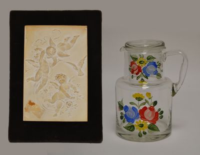 PLAQUE décorative en bas-relief en plâtre à décor de trois amours colo