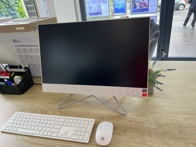 une image d'un écran d'ordinateur et d'un clavier sur un bureau