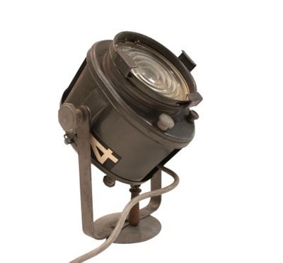 une image représentant une lampe posée sur un pied