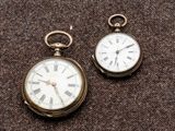 deux horloges posées sur une surface marron