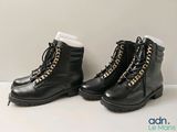 deux paires de bottes noires ornées de chaînes dorées