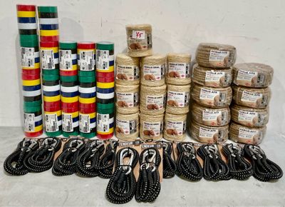 les nombreux rouleaux de corde qui se trouvent sur la table