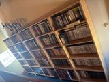 une étagère contenant beaucoup de livres