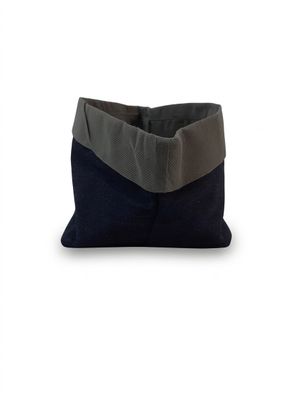 un oreiller noir et gris avec un oreiller gris et noir