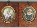 paire de portraits miniatures de femmes en costume d'époque, montés sur une plaque en bois