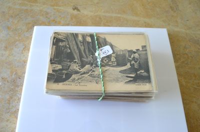 une pile de livres sur laquelle est posée une étiquette