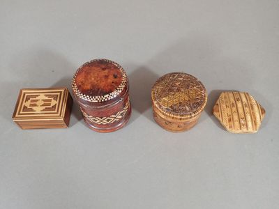 Ensemble de quatre pièces en marqueterie de paille à décor g…