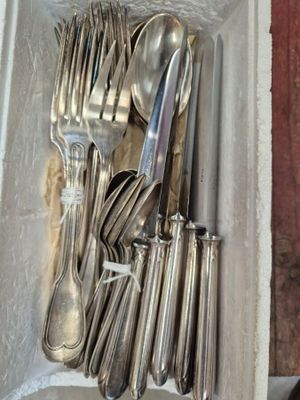 une boîte contenant de l'argenterie sur une table