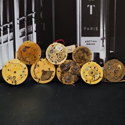 de nombreux types d'horloges différents posés sur la table