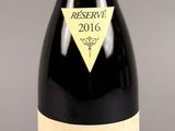 une bouteille de vin rouge avec une étiquette, posée sur une table