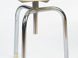 une image représentant un petit tabouret avec une assise blanche sur fond blanc