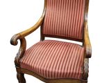 une image représentant une chaise en bois dont l'assise est recouverte d'un tissu rayé