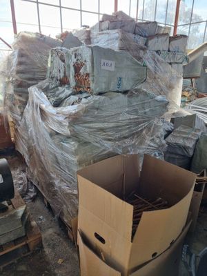une grande pile de cartons posée au milieu d'un entrepôt