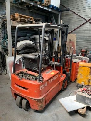 un chariot élévateur à fourche garé dans un garage