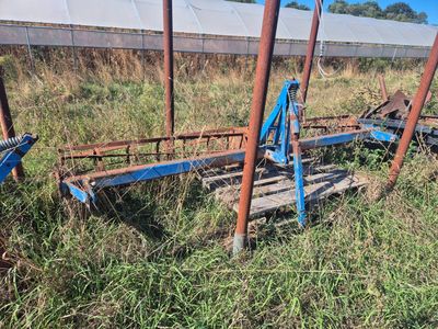 un tracteur qui est garé dans l'herbe près d'une clôture