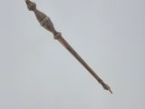 un petit objet métallique qui vole dans le ciel