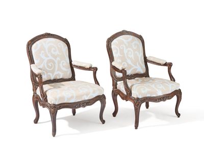 une paire de chaises en bois sculpté avec assise rembourrée, rembourrée, rembourrée, rembourrée, rembourrée, rembourrée, rembourrée, rembourrée, rembourrée, rembourrée