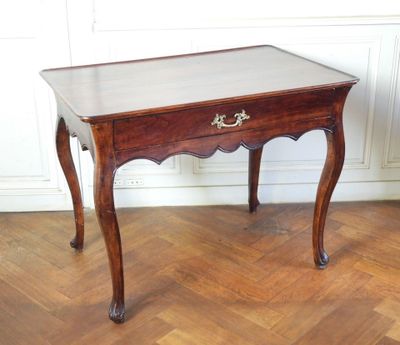 une petite table en bois surmontée d'un tiroir