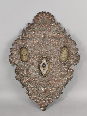 une horloge accrochée au mur et dotée d'un cadran
