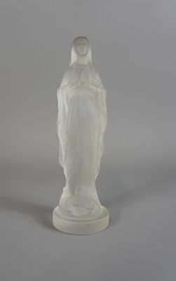 une image représentant une statue blanche d'une femme sur fond blanc