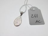 un petit pendentif en argent auquel est attachée une étiquette