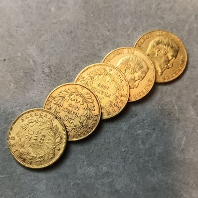gros plan d'un paquet de pièces d'or sur une table