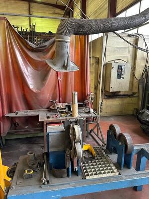 une machine qui se trouve dans une pièce avec un rideau rouge